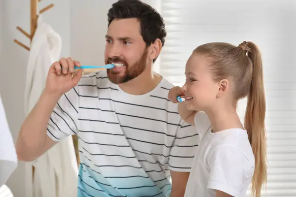 Πατέρας Και Κόρη Του Βουρτσίζουν Δόντια Τους Στο Μπάνιο — Φωτογραφία Αρχείου