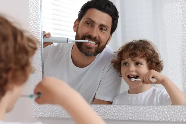 Ojciec Jego Syn Myją Zęby Łazience Przy Lustrze — Zdjęcie stockowe