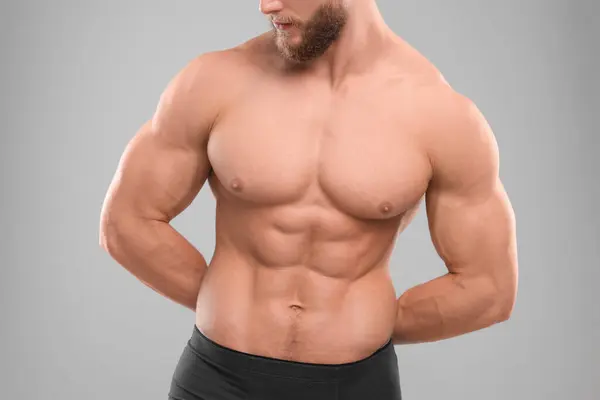 Homem Musculoso Mostrando Abdominais Fundo Cinza Claro Close Corpo Sexy — Fotografia de Stock