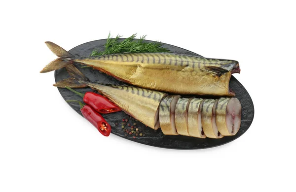 Köstliche Geräucherte Makrelen Mit Pfeffer Dill Und Gewürzen Auf Weißem — Stockfoto