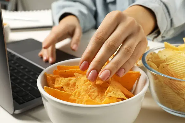 Maus Hábitos Mulher Comendo Chips Tortilla Usar Laptop Mesa Close — Fotografia de Stock