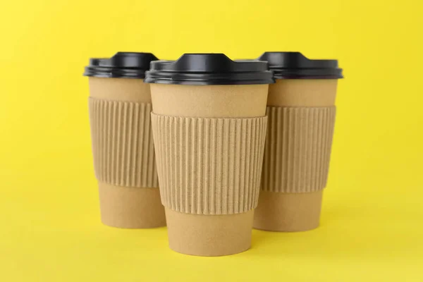 Χάρτινες Κούπες Μαύρα Καπάκια Κίτρινο Φόντο Καφές Για Έξω — Φωτογραφία Αρχείου