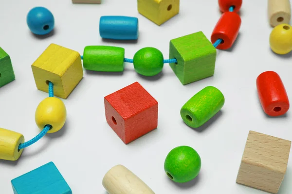 Drewniane Kawałki Sznurek Gwintowania Działalności Izolowane Białym Zabawka Edukacyjna Dla — Zdjęcie stockowe
