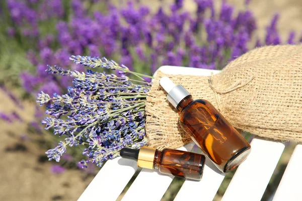 Flaskor Med Eterisk Olja Och Lavendel Blommor Vitt Träbord Fält — Stockfoto