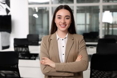 Ofiste mutlu kadın emlakçı