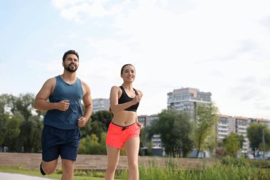 Sağlıklı bir yaşam tarzı. Dışarıda koşan mutlu çift, mesaj için yer.