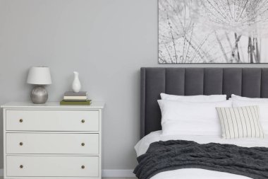 Odada büyük, rahat bir yatak ve çekmeceler var. Şık iç mekan