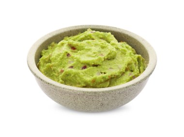 Bir kase lezzetli guacamole, beyaz üzerine izole edilmiş.