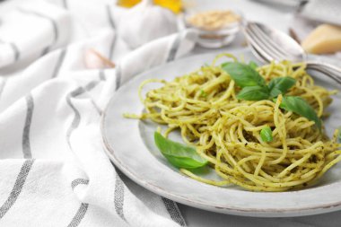Pesto soslu ve fesleğenli lezzetli makarna, yakın plan. Metin için boşluk
