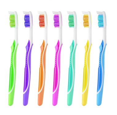 Beyaz arkaplanda renkli diş fırçaları