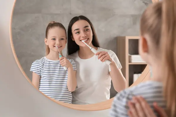 Matka Její Dcera Čistí Zuby Společně Zrcadla Koupelně — Stock fotografie