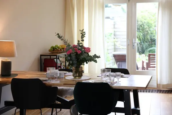 Elegante Comedor Con Muebles Cómodos Gran Ventana Ramo Rosas —  Fotos de Stock