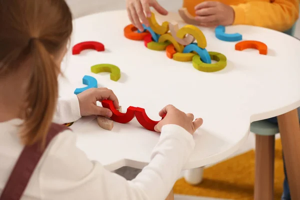 Gyerekek Színes Fadarabokkal Játszanak Fehér Asztalnál Beltérben Közelről Fejlődő Játék — Stock Fotó