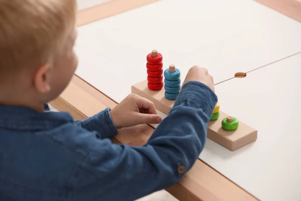 Kisfiú Játszik Halmozás Számolás Játék Asztalnál Beltérben Közelkép Gyermekjáték — Stock Fotó