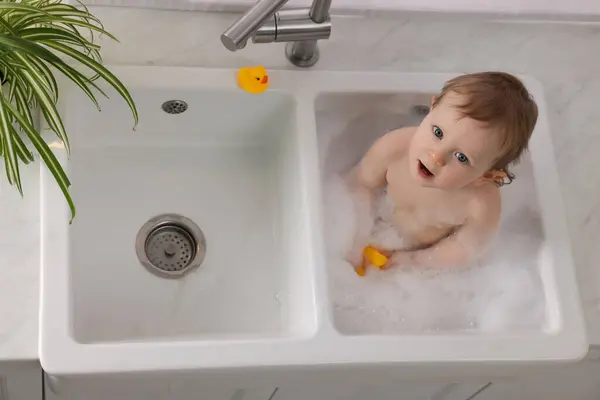 Bonito Pequeno Bebê Tomando Banho Pia Dentro Casa Vista Superior — Fotografia de Stock