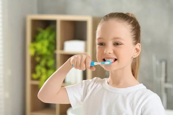 Милая Маленькая Девочка Чистит Зубы Пластиковой Зубной Щеткой Ванной Комнате — стоковое фото