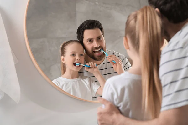 Otec Jeho Dcera Čistí Zuby Zrcadla Koupelně — Stock fotografie