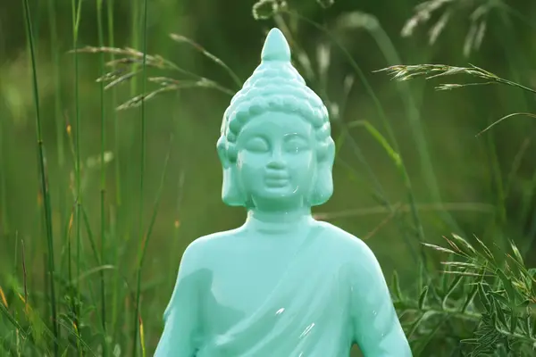 Statua Decorativa Buddha Erba Verde All Aperto Primo Piano — Foto Stock