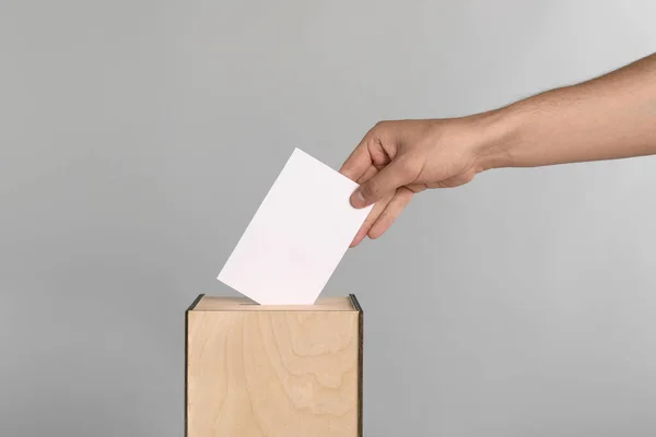 Homme Mettant Son Vote Dans Les Urnes Sur Fond Gris — Photo
