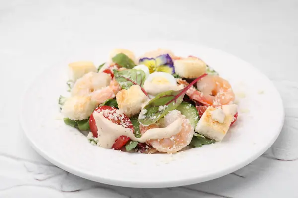 Herkullinen Caesar Salaatti Katkarapuja Valkoisella Pöydällä Lähikuva — kuvapankkivalokuva