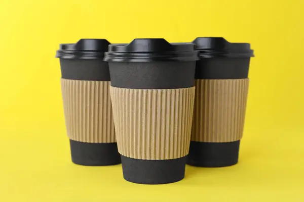 Pappbecher Mit Schwarzen Deckeln Auf Gelbem Hintergrund Coffee — Stockfoto