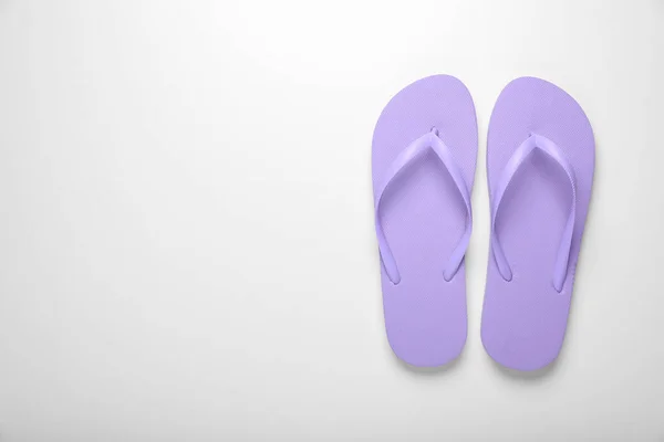 Stylische Violette Flip Flops Auf Weißem Hintergrund Draufsicht Raum Für — Stockfoto