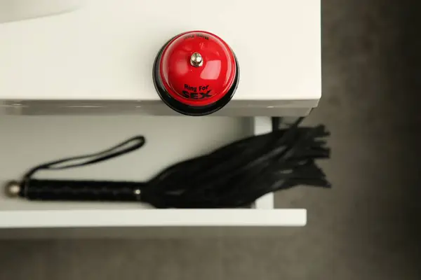 Червоний Дзвін Чорний Батіг Шухляді Приміщенні Вибірковий Фокус Секс Іграшки — стокове фото