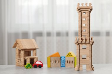 İçerideki masada tahta oyuncaklar var. Çocuk gelişimi