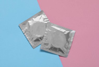 Renk arkaplanına kondom paketleri, düz yatış. Güvenli seks.