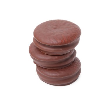 Beyaza izole edilmiş lezzetli çikolatalı turtalar.