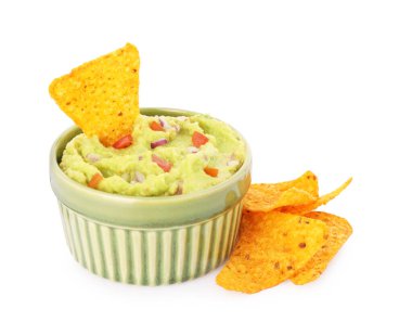 Bir kase leziz guacamole ve beyaz üzerine izole edilmiş cips.
