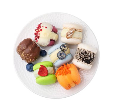 Lezzetli badem kurabiyeleri ve beyaz yaban mersinli tabaklar.