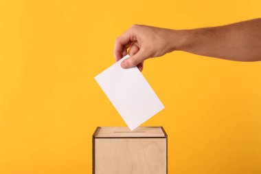 Adam oyunu sarı arkaplanda sandığa koyuyor.