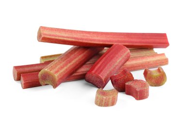 Taze olgun ravent kesimi. Beyazda izole edilmiş.