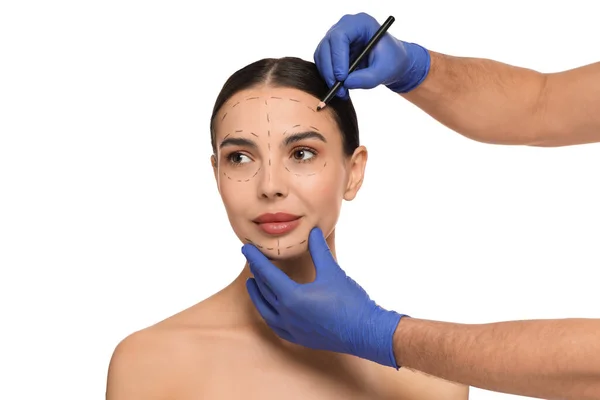 Lékař Tužkou Připravuje Pacienta Kosmetickou Chirurgii Bílém Pozadí — Stock fotografie