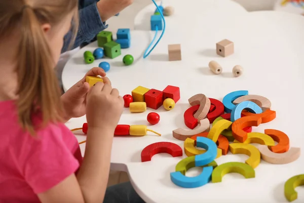 Crianças Brincando Com Peças Madeira Cordas Para Atividade Rosca Mesa — Fotografia de Stock