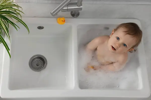 Lindo Pequeño Bebé Bañándose Fregadero Interior Vista Superior — Foto de Stock