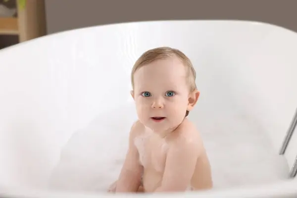Γλυκό Μωράκι Που Κάνει Μπάνιο Στο Μπάνιο Στο Σπίτι — Φωτογραφία Αρχείου