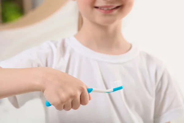 Menina Segurando Escova Dentes Plástico Banheiro Close — Fotografia de Stock