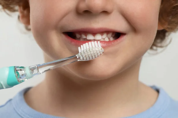 Bonito Menino Escovar Dentes Com Escova Dentes Elétrica Fundo Branco — Fotografia de Stock