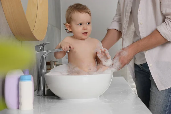 Vater Wäscht Sein Kleines Baby Hause Waschbecken — Stockfoto