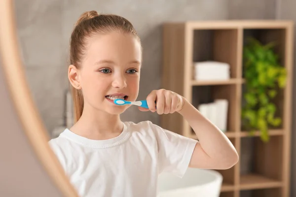 Menina Bonito Escovar Dentes Com Escova Dentes Plástico Perto Espelho — Fotografia de Stock