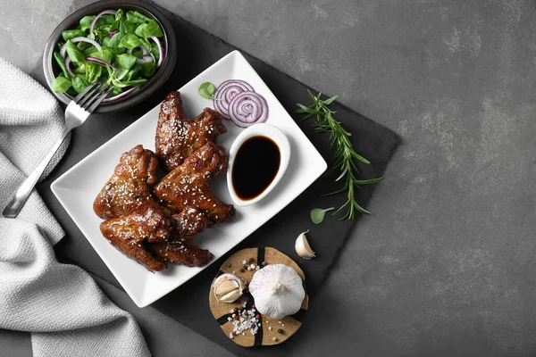 Chicken Wings Glazed Soy Sauce Served Grey Table Flat Lay — Stock Photo, Image