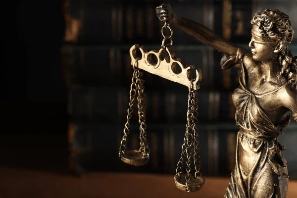 Символ Справедливого Ставлення Відповідно Закону Статуя Леді Справедливості Проти Книг — стокове фото