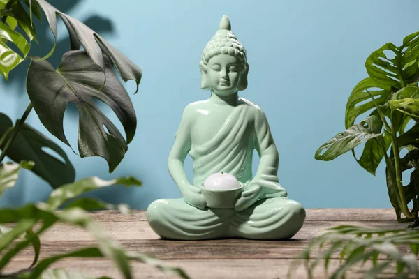 Релігія Буддизму Декоративна Статуя Будди Палаючою Свічкою Дерев Яному Столі — стокове фото