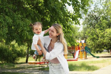 Mutlu anne kızıyla parkta eğleniyor.