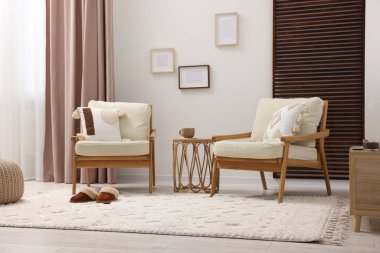 Yumuşak beyaz halısı ve mobilyası olan şık bir oturma odası. İç tasarım