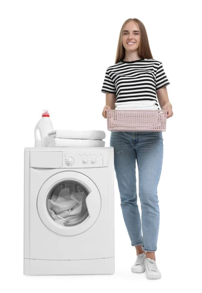 Vacker Ung Kvinna Med Tvättkorg Nära Tvättmaskin Vit Bakgrund — Stockfoto