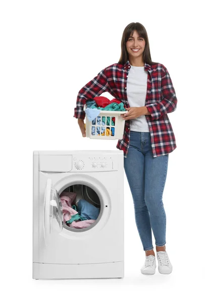 白い背景の洗濯機の近くの洗濯機のバスケットが付いている美しい女性 — ストック写真