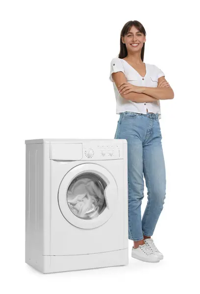 白い背景に洗濯機の近くに美しい女性 — ストック写真